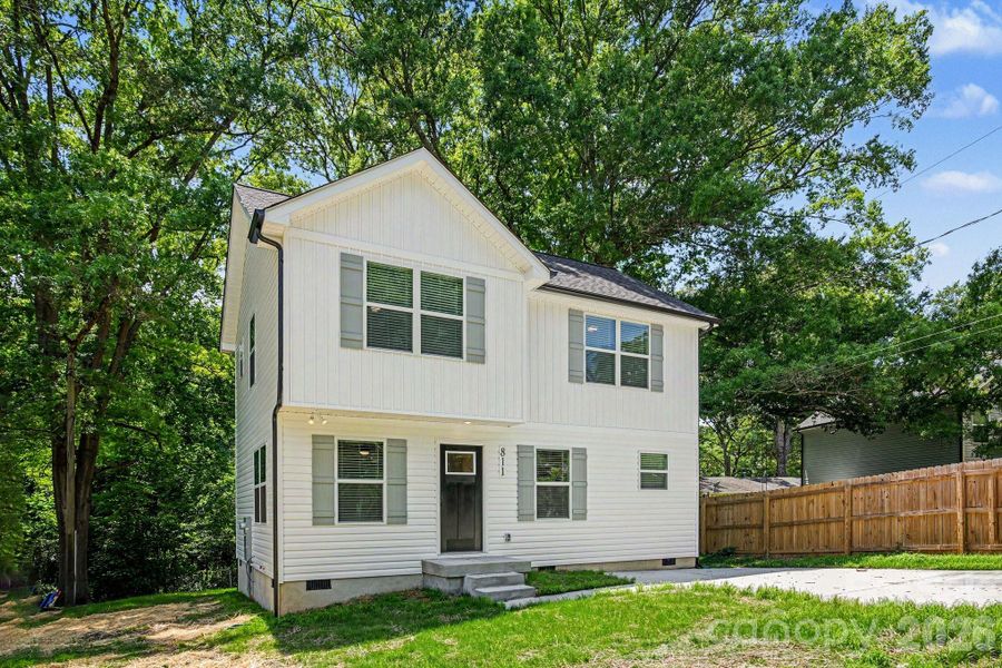 Exterior details and patio area of a home in , Gastonia (Image 4).