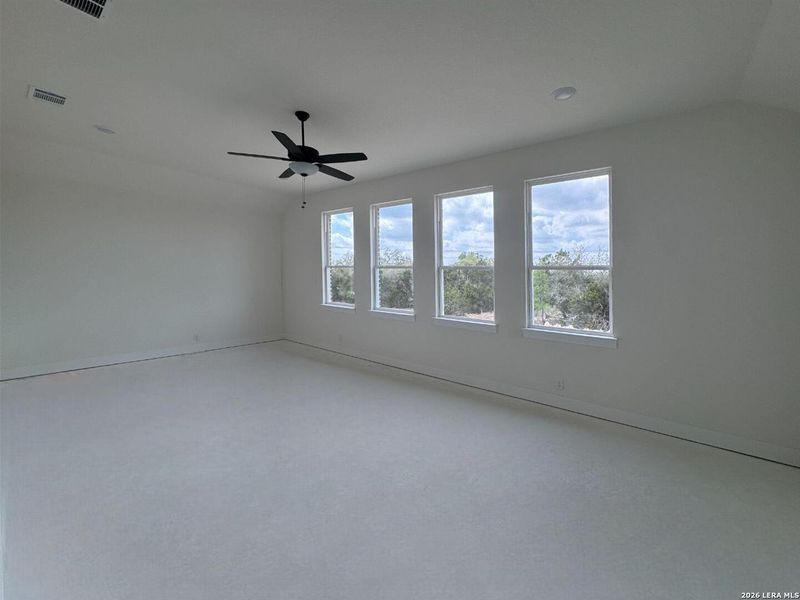 Spacious, unfurnished interior of a new home in Waldsanger, New Braunfels (Image 12).