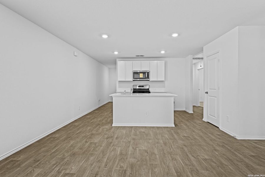 Spacious, unfurnished interior of a new home in Avenida, Converse (Image 15).