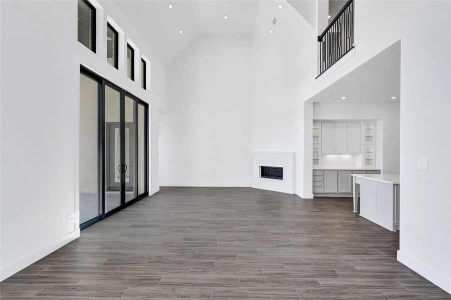 Spacious, unfurnished interior of a new home in Cross Creek West, Fulshear (Image 24).