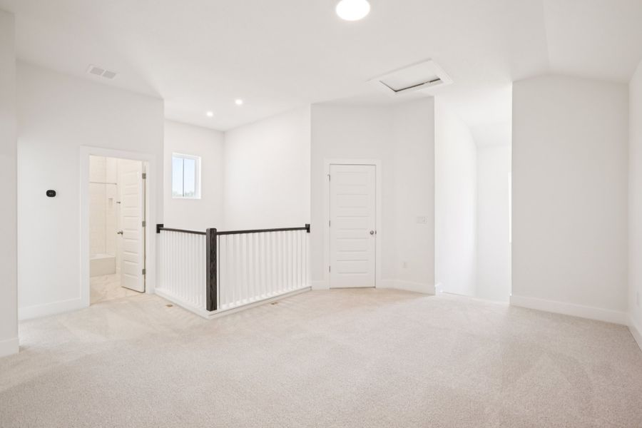 Spacious, unfurnished interior of a new home in Persimmon, Buda (Image 23).