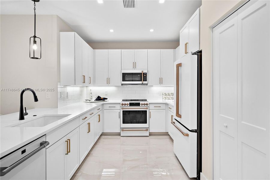 Spacious, unfurnished interior of a new home in , Fort Myers (Image 28).