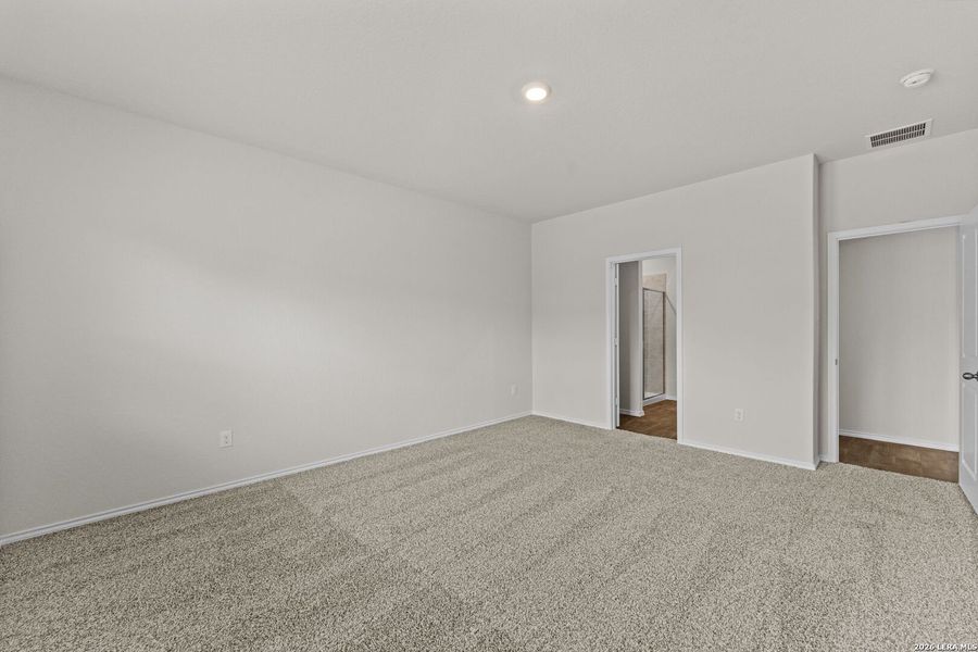 Spacious, unfurnished interior of a new home in Laurel Vistas, San Antonio (Image 17).