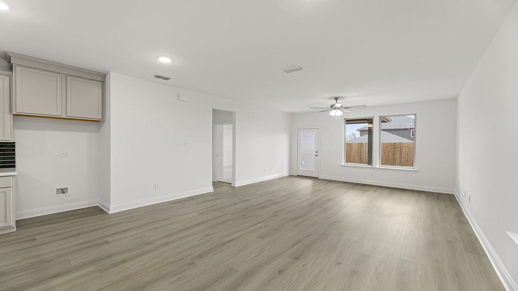 Spacious, unfurnished interior of a new home in Keeneland 40s, Aubrey (Image 17).