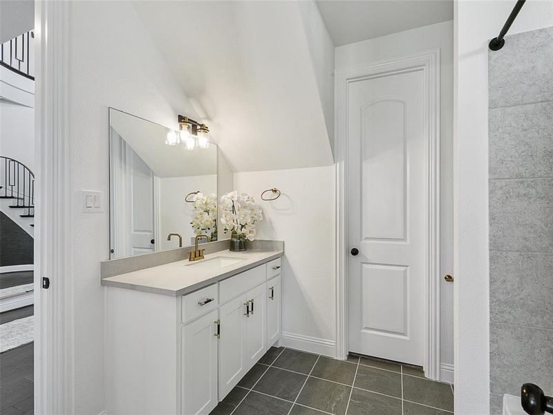 Tub/Shower Combo, Linen Closet