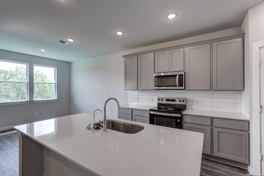 Furnished interior view inside a new home in Hiddenbrooke, Seguin (Image 9).
