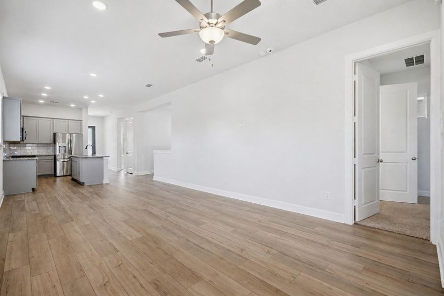 Spacious, unfurnished interior of a new home in The Groves 35', Humble (Image 18).