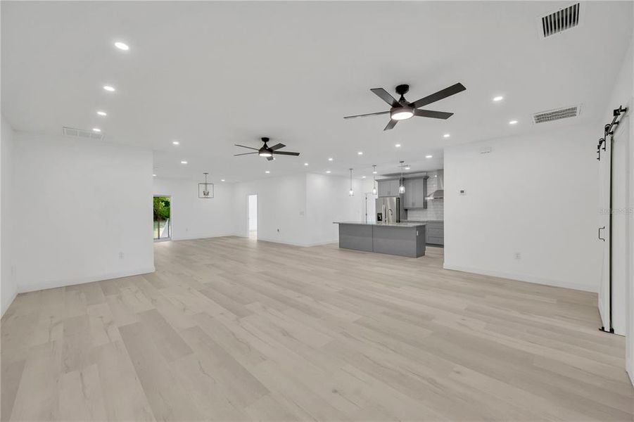 Spacious, unfurnished interior of a new home in , Dade City (Image 36).