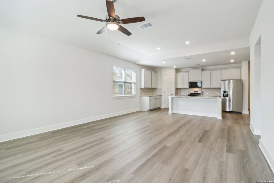 Spacious, unfurnished interior of a new home in Comanche Ridge, San Antonio (Image 17).