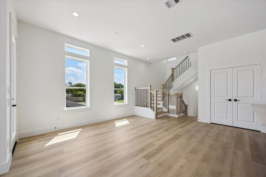 Spacious, unfurnished interior of a new home in Thornton Oaks, Houston (Image 16).