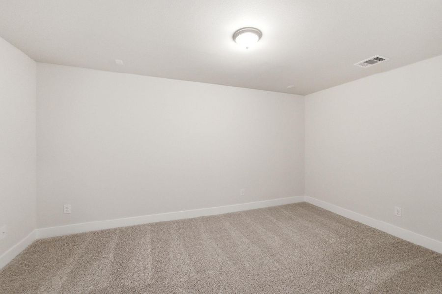 Spacious, unfurnished interior of a new home in Lago Mar, Texas City (Image 31).