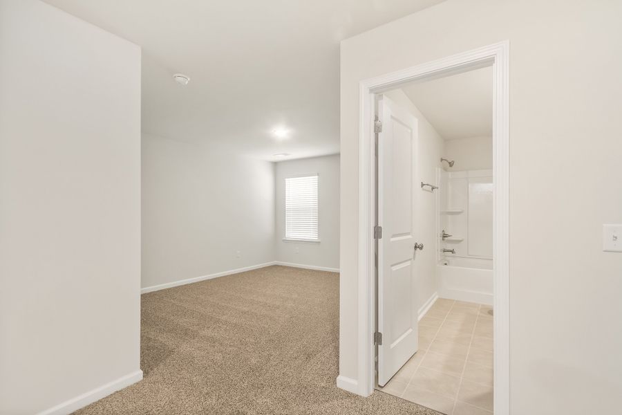 Representative unfurnished interior of a home built from the Nile by Veranda Homes in Heritage Bay, Sumter (Image 53).