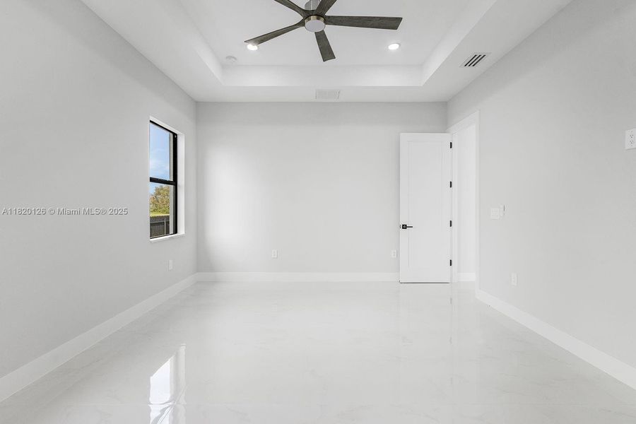 Spacious, unfurnished interior of a new home in , Cape Coral (Image 16).