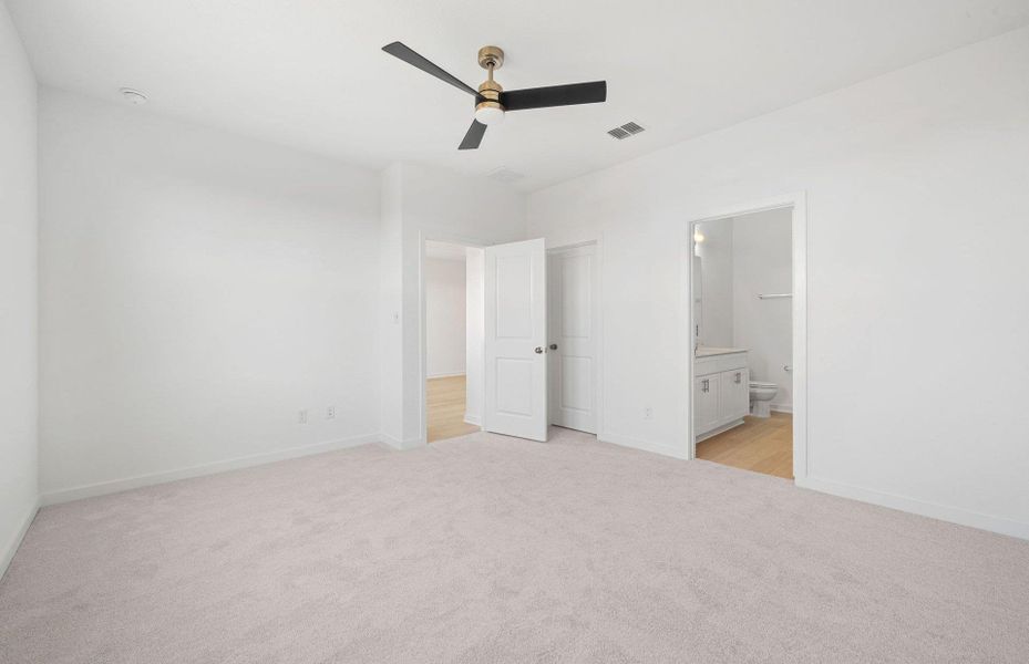 Spacious, unfurnished interior of a new home in Sunfield, Buda (Image 8).
