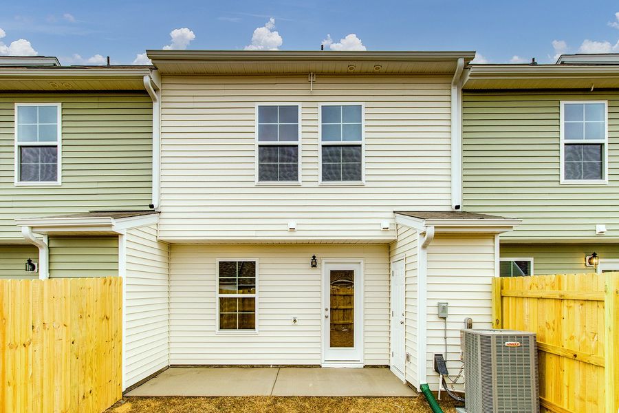 Exterior details and patio area of a home in Astoria, Columbia (Image 19).