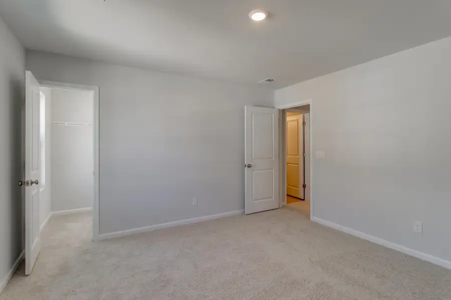 Spacious, unfurnished interior of a new home in Bluefield, Lexington (Image 28).