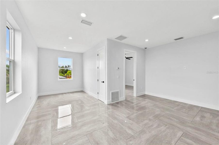 Spacious, unfurnished interior of a new home in , Palmetto (Image 48).