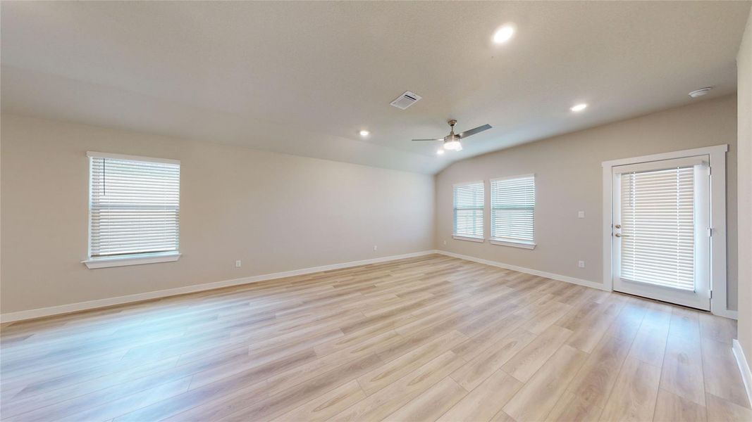 Spacious, unfurnished interior of a new home in Yowell Ranch, Killeen (Image 19).