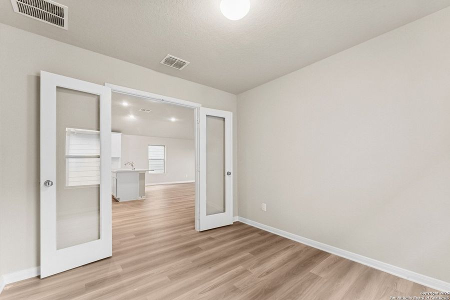 Spacious, unfurnished interior of a new home in Agave, San Antonio (Image 15).