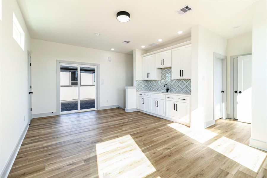 Spacious, unfurnished interior of a new home in , Houston (Image 21).