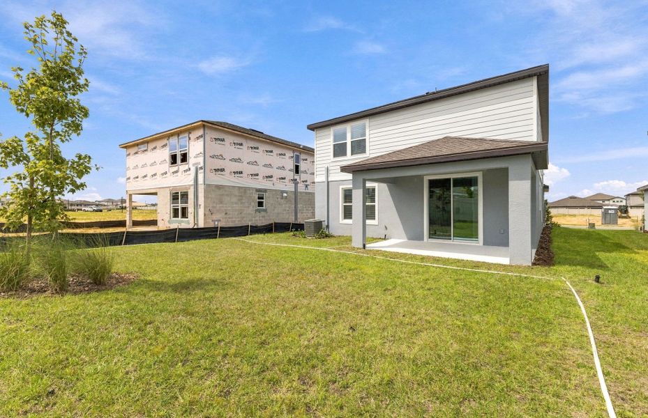 Exterior details and patio area of a home in Silverlake, Lake Alfred (Image 3).