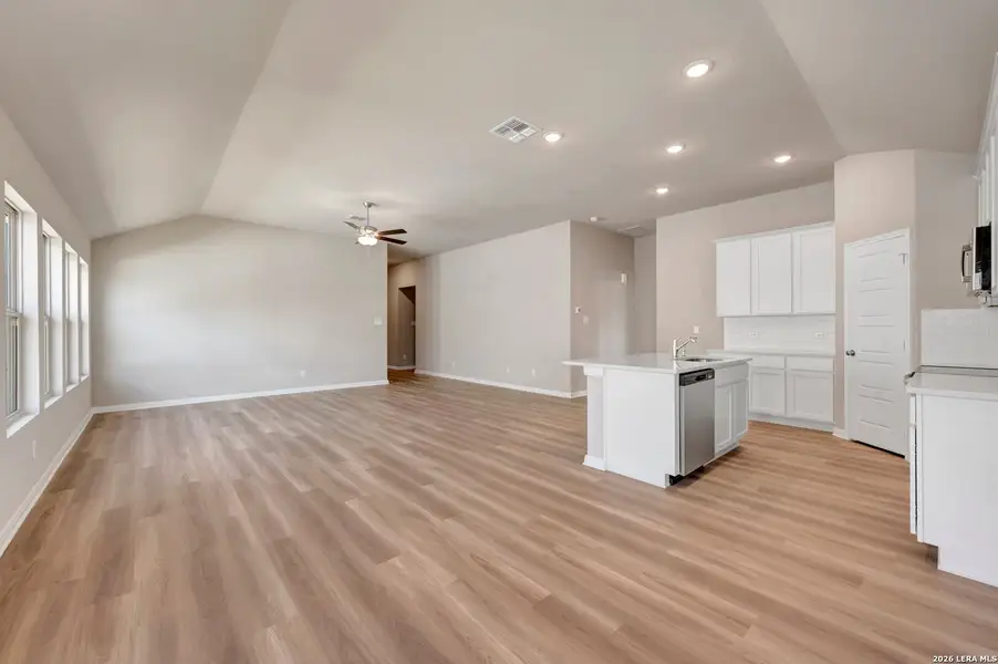Spacious, unfurnished interior of a new home in Greenspoint Heights, Seguin (Image 26).
