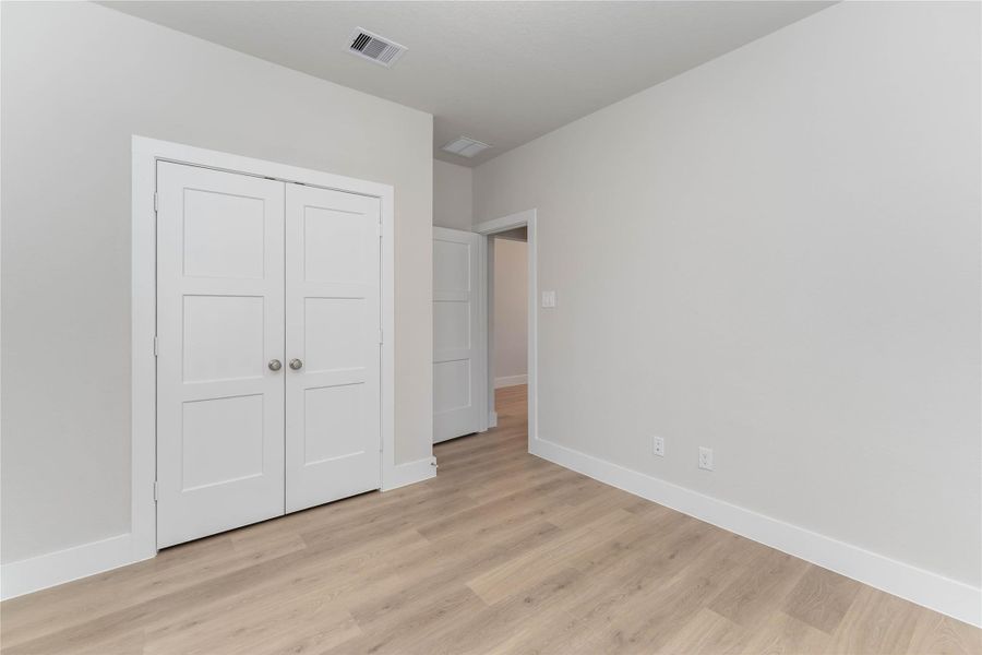 Spacious, unfurnished interior of a new home in Sunrise Cove, Texas City (Image 20).