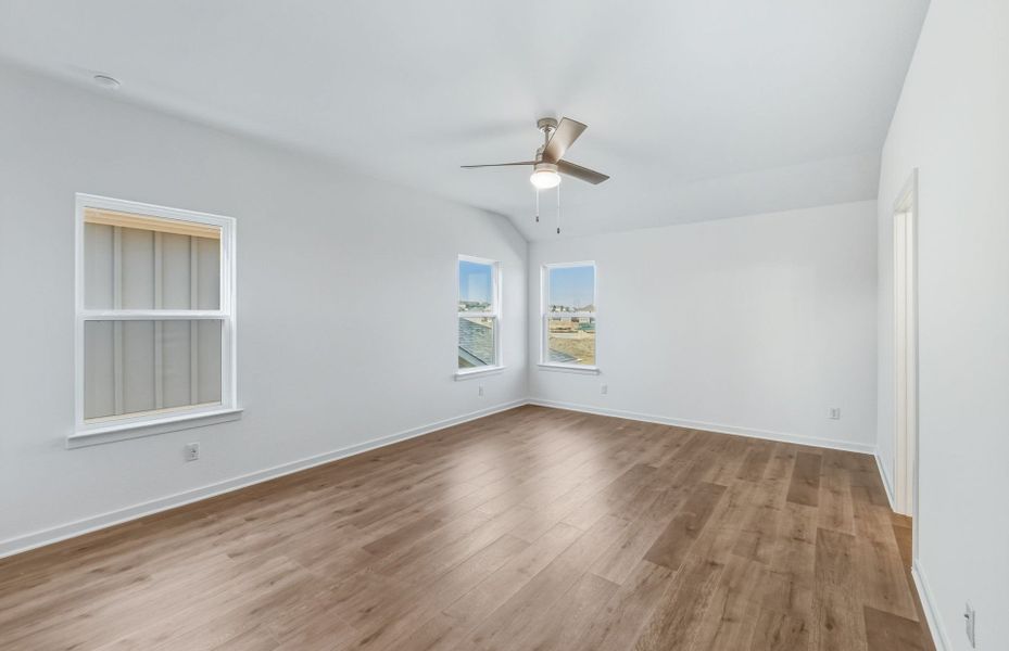 Spacious, unfurnished interior of a new home in Sunfield, Buda (Image 35).