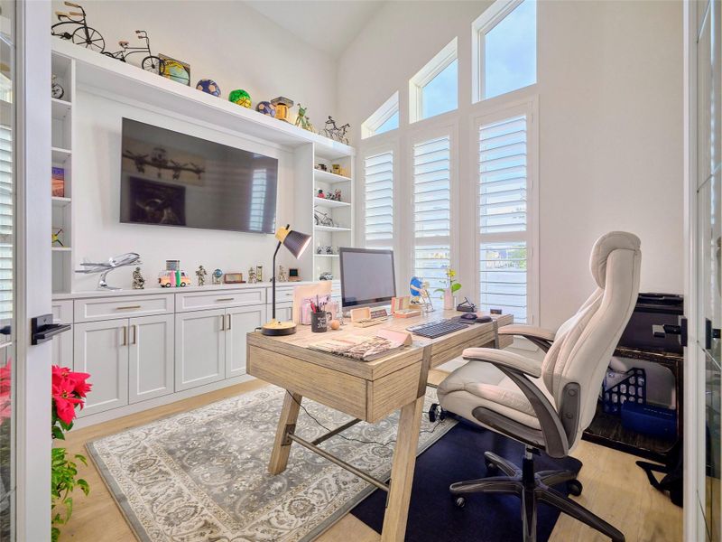 Modern home office hutters, wide plank flooring, and custom built-in shelving for a stylish and functional workspace. Modern home office hutters, wide plank flooring, and custom built-in shelving for a stylish and functional workspace.