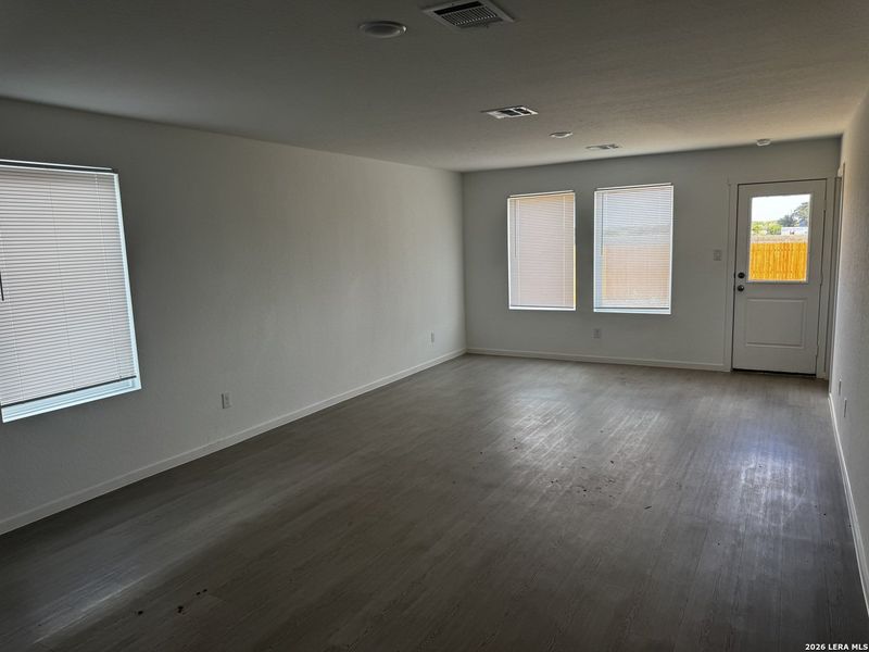 Spacious, unfurnished interior of a new home in Clearwater Creek, Marion (Image 7).