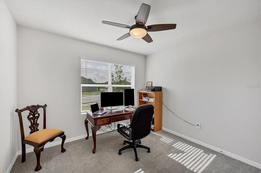 Furnished interior view inside a new home in Glen Creek, Bradenton (Image 17).