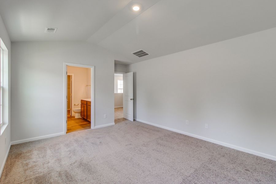 Spacious, unfurnished interior of a new home in Bluefield, Lexington (Image 27).