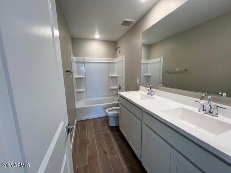 BR45 Lot 115 - Upstairs Hall Bath