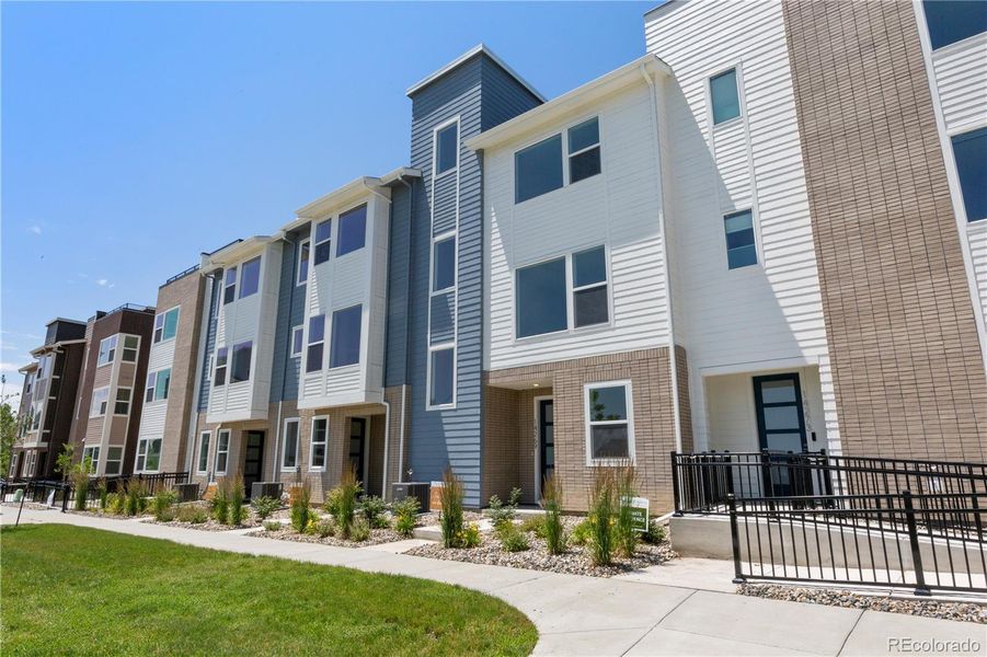 Exterior details and patio area of a home in Dillon Pointe - Skyview, Broomfield (Image 22).