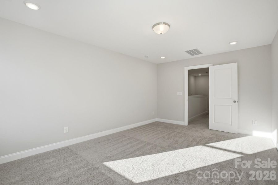 Spacious, unfurnished interior of a new home in Harrisburg Village, Harrisburg (Image 27).