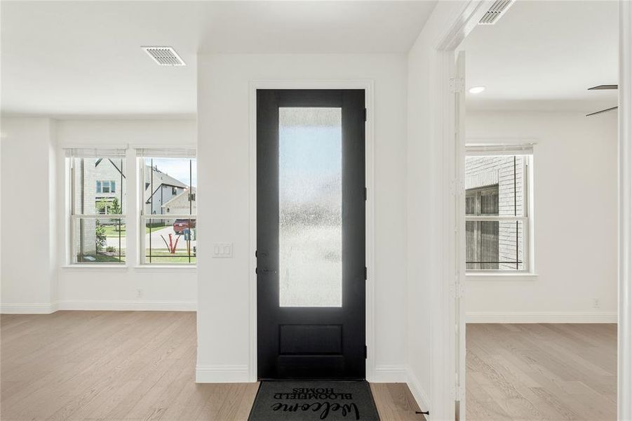 Spacious, unfurnished interior of a new home in Chaparral Park, Oak Point (Image 18).