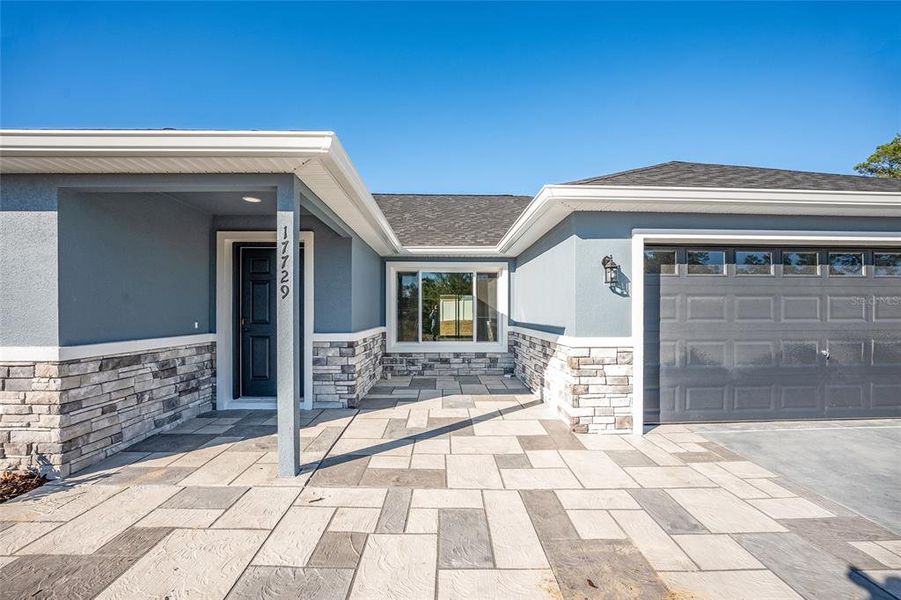 Exterior details and patio area of a home in , Ocklawaha (Image 20).