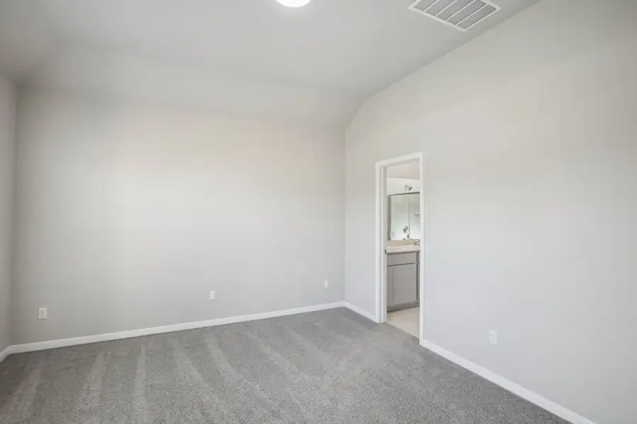 Spacious, unfurnished interior of a new home in Trinity Ranch, Elgin (Image 18).