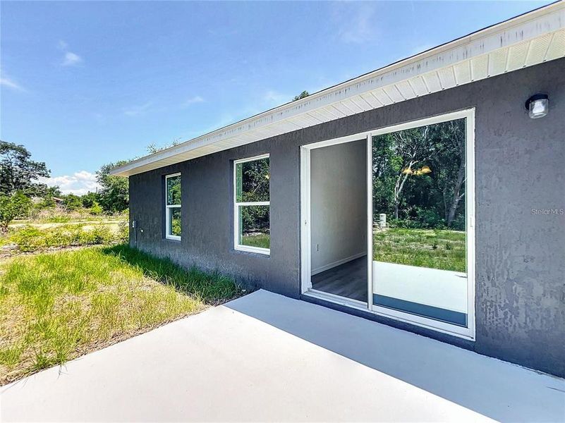 Exterior details and patio area of a home in , Dunnellon (Image 2).