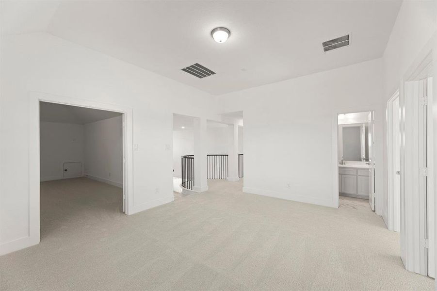 Spacious, unfurnished interior of a new home in Edgewood Creek, Celina (Image 27).