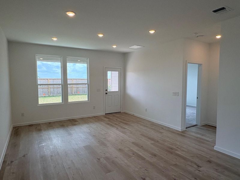 Spacious, unfurnished interior of a new home in Stokesbury, Waller (Image 10).
