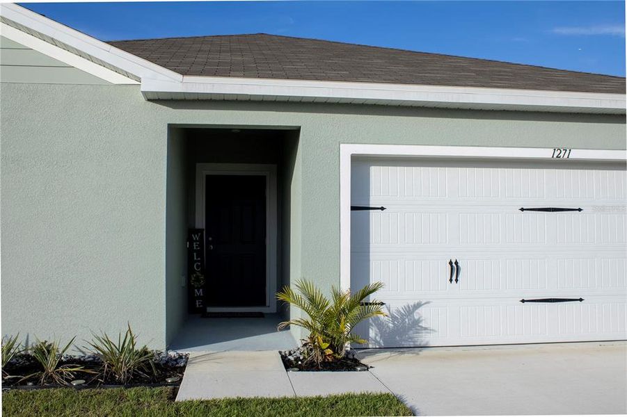 Exterior details and patio area of a home in , Haines City (Image 3).