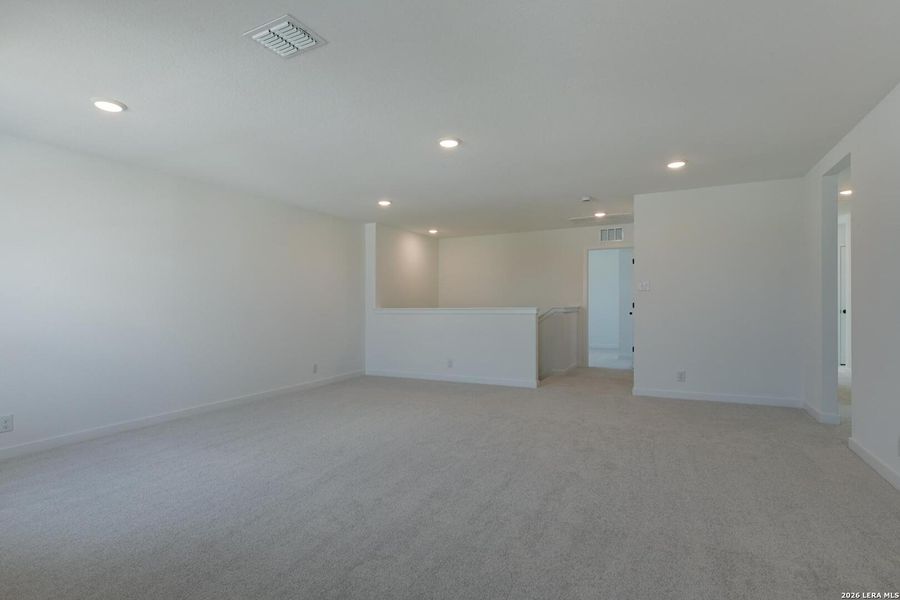 Spacious, unfurnished interior of a new home in Nopal Valley, San Antonio (Image 12).