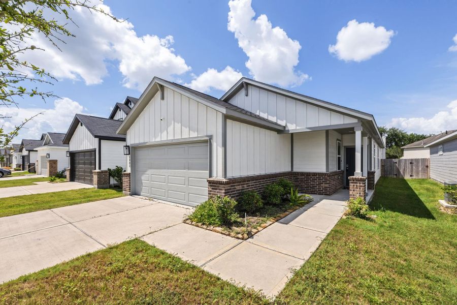 Front exterior of a new home in Arcadia 40s, Missouri City, TX, highlighting curb appeal (Image 1). Front exterior of a new home in Arcadia 40s, Missouri City, TX, highlighting curb appeal (Image 1).