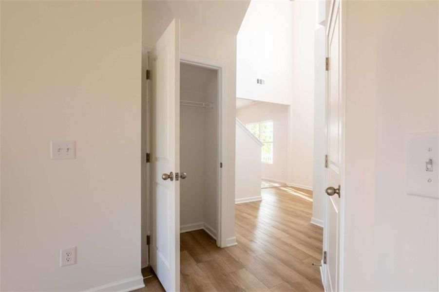 Spacious, unfurnished interior of a new home in Creekside Landing, Dallas (Image 13). Spacious, unfurnished interior of a new home in Creekside Landing, Dallas (Image 13).