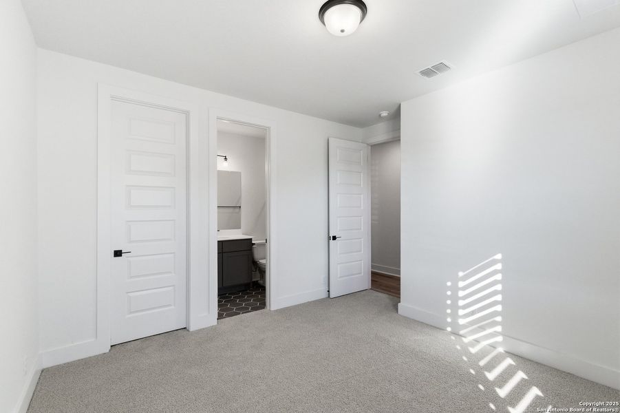 Spacious, unfurnished interior of a new home in Caliza Reserve, Boerne (Image 29).