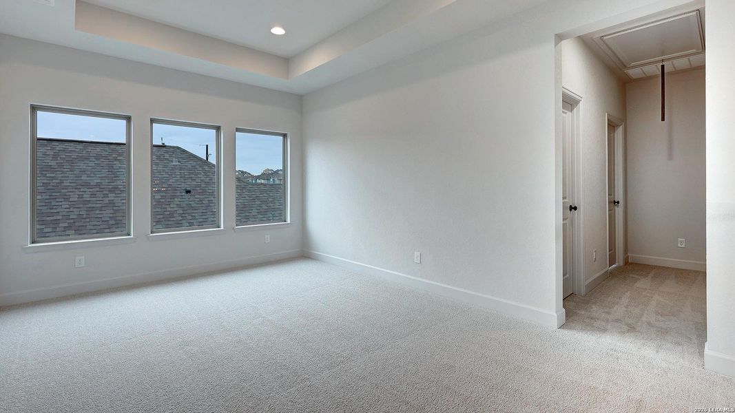 Spacious, unfurnished interior of a new home in Ladera, San Antonio (Image 25).