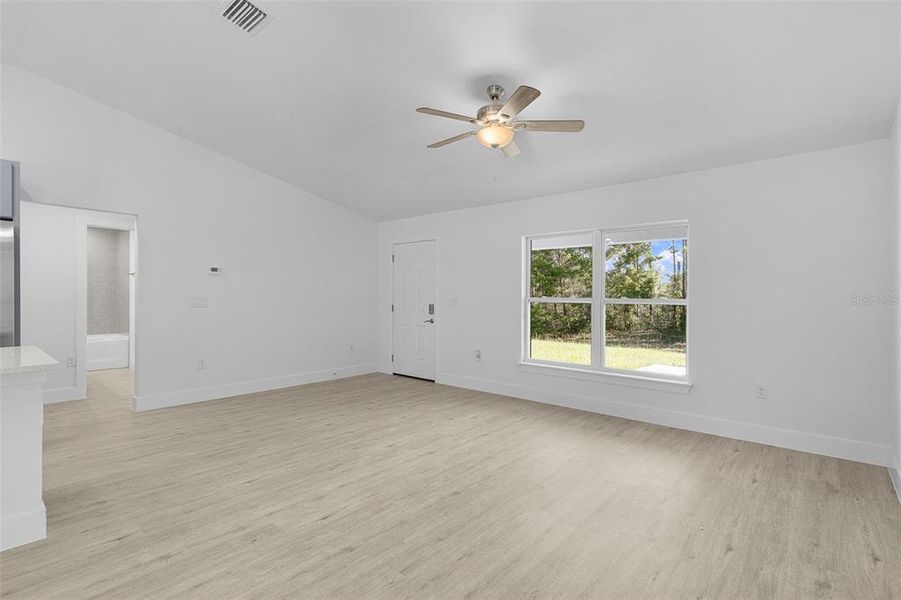 Spacious, unfurnished interior of a new home in , Citrus Springs (Image 32).