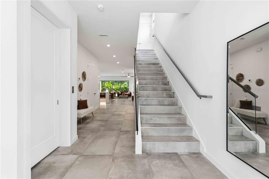 Spacious, unfurnished interior of a new home in , Sarasota (Image 19).