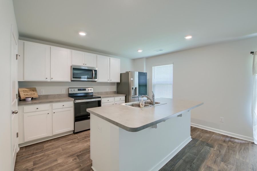 Furnished interior view inside a new home in Stone Ridge, Moncks Corner (Image 6).